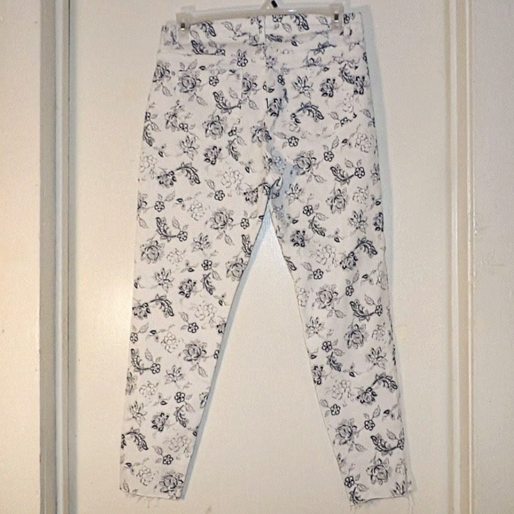 KENSIE The Ultimate High-Rise White & Navy Blue Floral Print Skinny Jeans - Picture 4 of 8